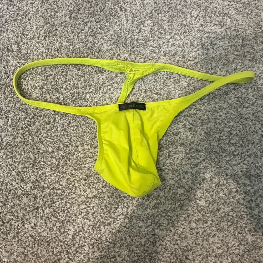 Men's Neon Yellow thong - Picture 2 of 3